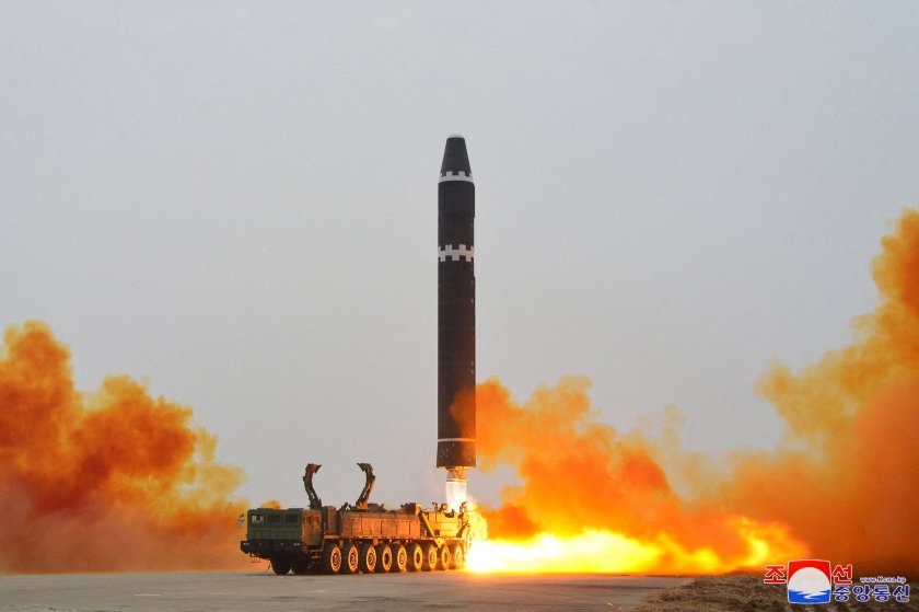Пхенян си играе - пак изстреля ракета 