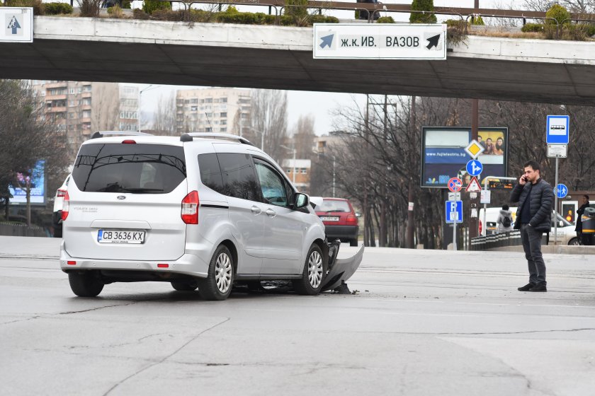 Две коли се удариха под Моста на влюбените край НДК (СНИМКИ)