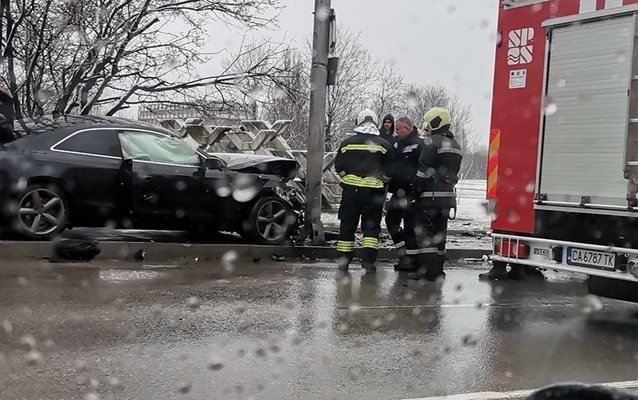 Кола се вряза в стълб в "Студентски град"