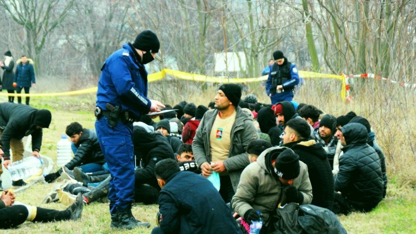 Мигранти бяха задържани край София, близо до с. Лозен. Те