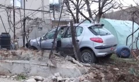 Кола влезе в двор на къща край Благоевград