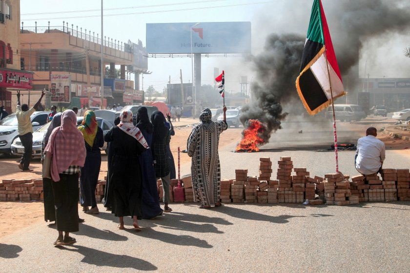 В Хартум, докато цивилни и войници преговарят за политически преход,