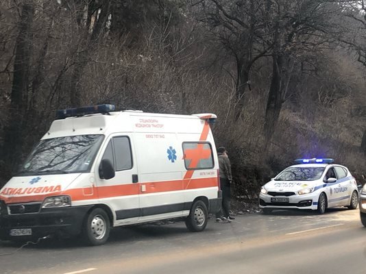 Пътник ранен при челен удар на две коли 