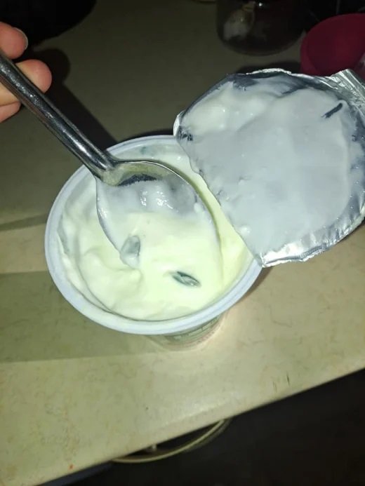 Какво е това в киселото мляко? Мюсли или хлебарки?