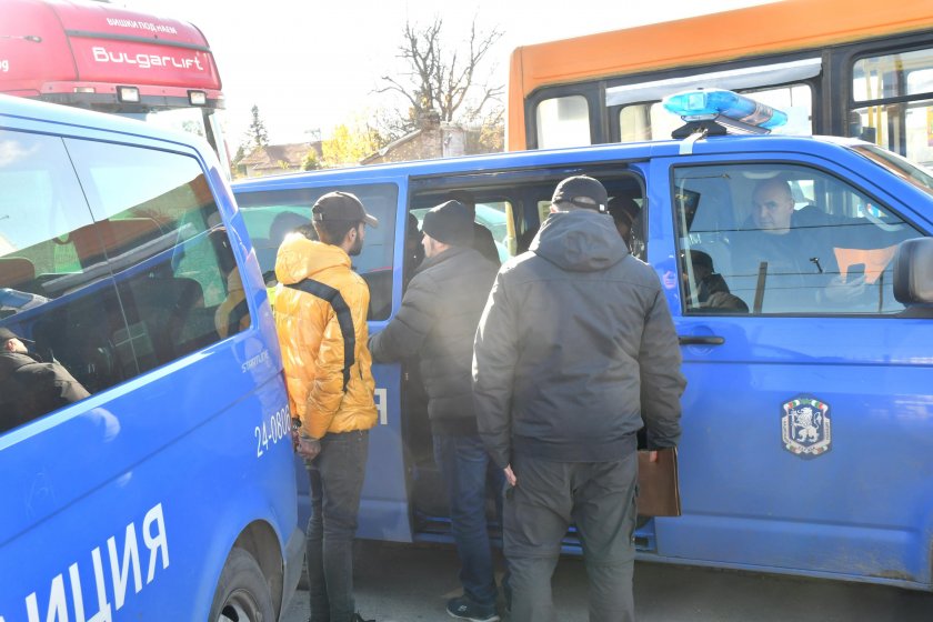 Задържаха украинец с 14 сирийци на магистрала "Тракия" 