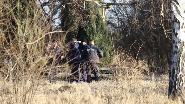 Заловиха двама мигранти в бургаското село Вратица, съобщава Нова телевизия.Те