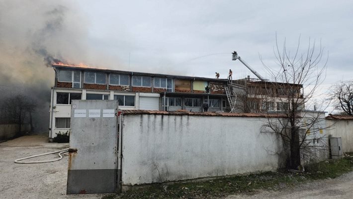 Голям пожар лумна в хале, близо до Стъкларския завод в