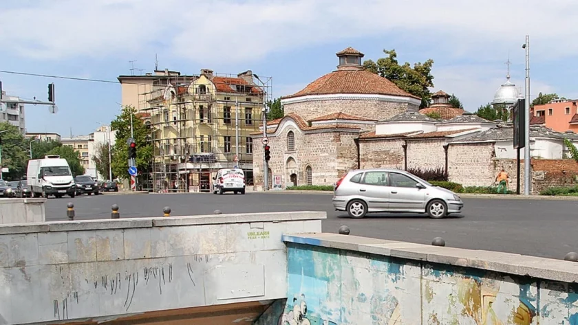 Пиян и дрогиран шофьор заспа насред кръстовището на Чифте баня в Пловдив