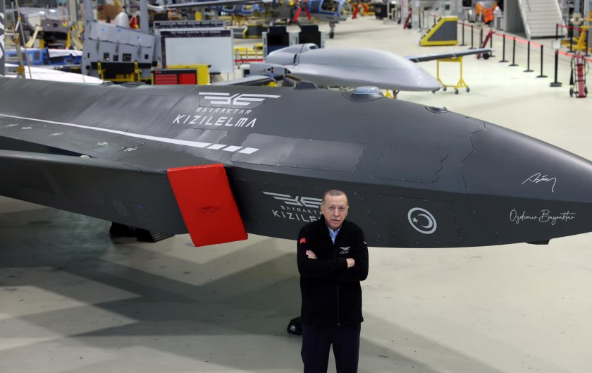 Турският президент Реджеп Тайип Ердоган показа новия боен дрон Байрактар