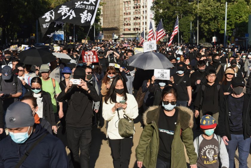 Жители на Хонконг излязоха за пръв път на протест след COVID-19 ограниченията