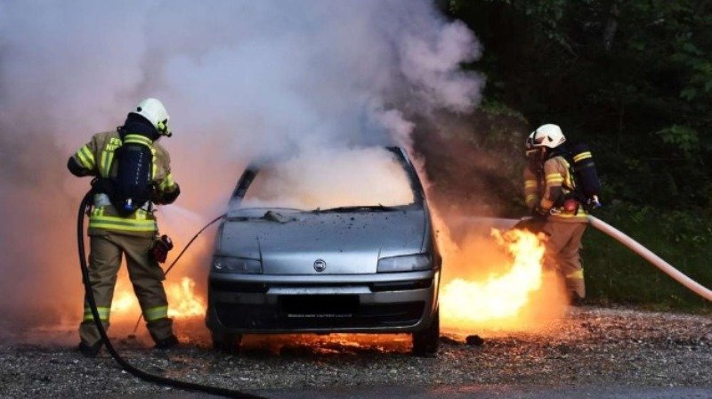 Кола изгоря в Софийско, съобщиха от полицията.Около 0:30 часа на