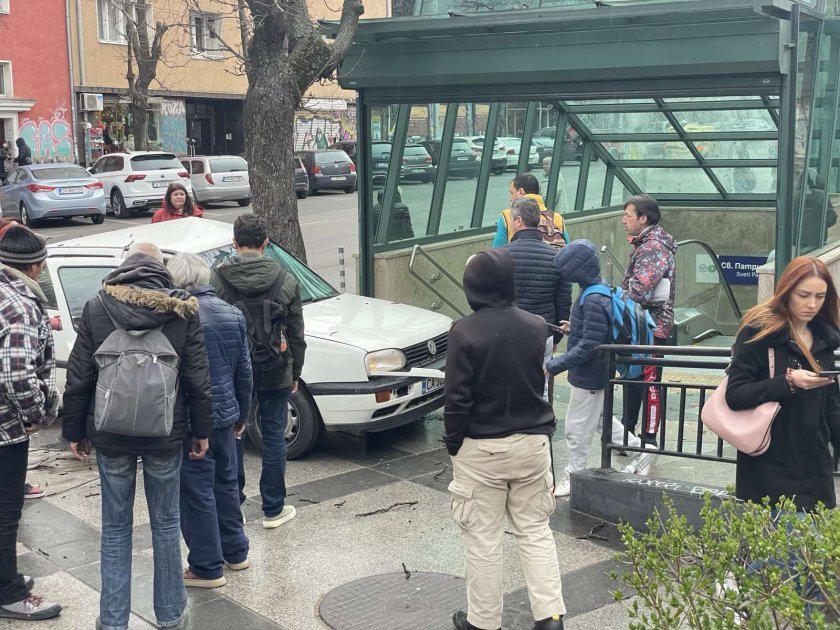Кола се заби в дърво до оживена метростанция в София (снимки)