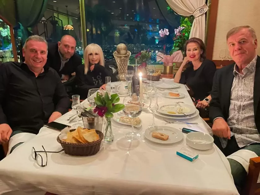 Лили Иванова вечеря със Сираков и Раева