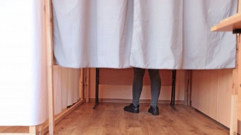 Изход: В София ще се гласува в тъмни стаички, но без завеси