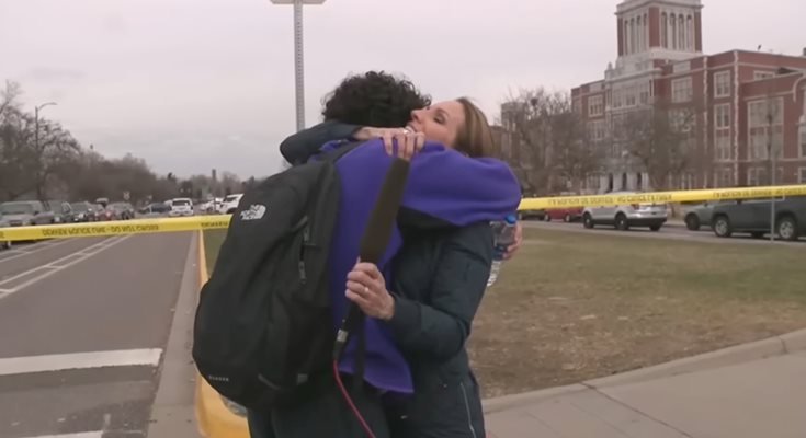 Репортерка прегърна сина си в ефир след стрелба в училището му