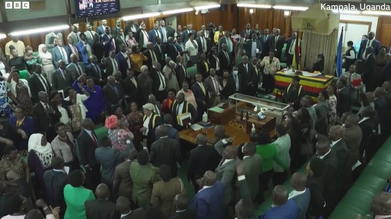 Парламентът на Уганда прие закон, според който самоопределянето като ЛГБТ+
