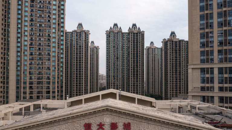 Китайският имотен гигант „Евъргранд Груп“ потъна с $300 милиарда дълг