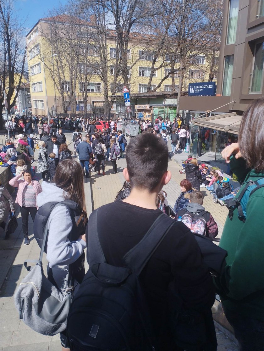 Предизборните хибридки с бомбени заплахи в училищата продължават да се