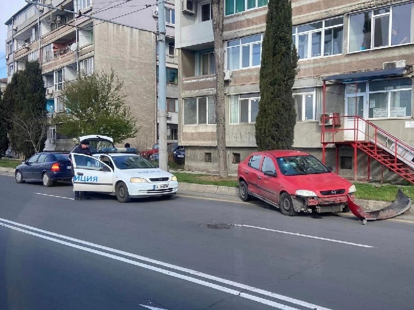 Лек автомобил Пежо, с бургаска регистрация, помете цивилен полицейски автомобил
