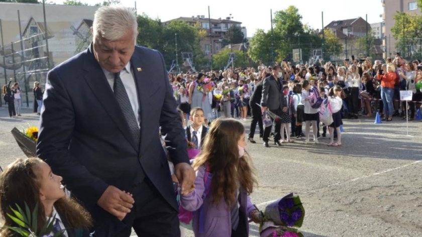 Кметът на Пловдив разпусна училищата утре заради бомбени заплахи