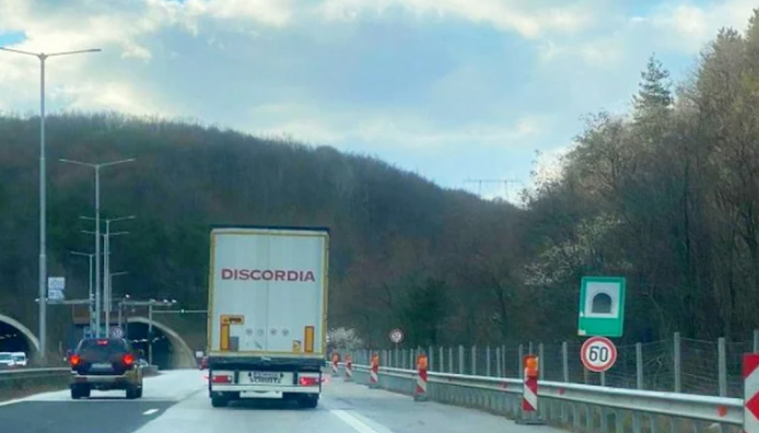 Нов знак дебне шофьорите на автомагистрала Тракия, непосредствено преди тунел