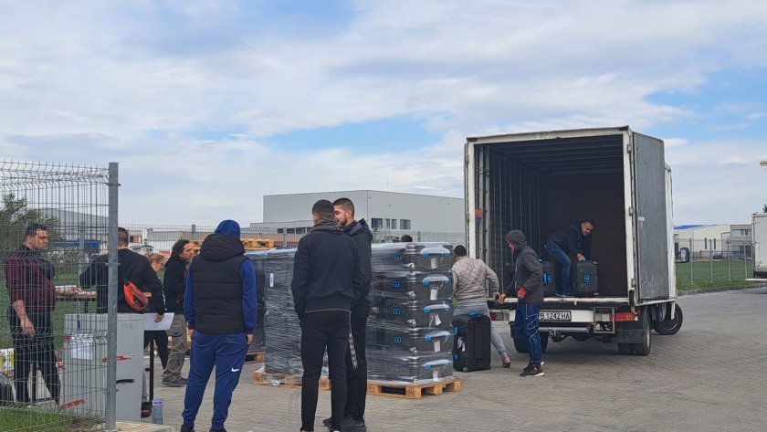 Машините за гласуване в Пловдивско потеглиха към секциите под засилена полицейска охрана (СНИМКИ) 