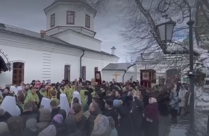 Десетки богомолци се събраха пред прочутия манастир в Киев Киево-Печорска