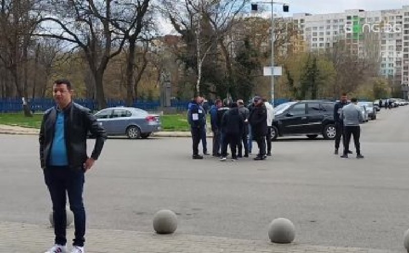 Владимир Владимиров-Гугутката и част от феновете на Левски се събират пред сектор "А"