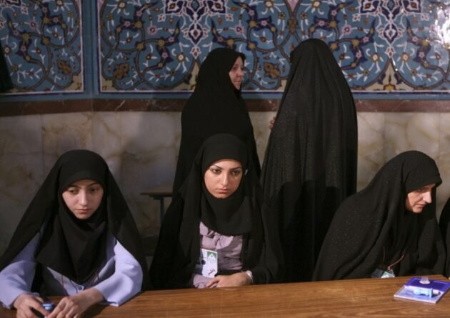 Президентът на Иран: Жените са длъжни да носят хиджаб