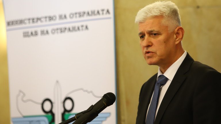 Военният министър: Няма секретно решение да изпращаме наши военни в Украйна 