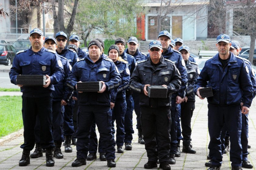 Нови пистолети получиха полицаите от Бургас. На тържествена церемония пред