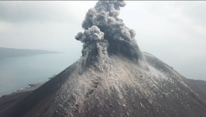 Вулканът Анак Кракатау в Индонезия изригна няколко пъти, изпращайки в