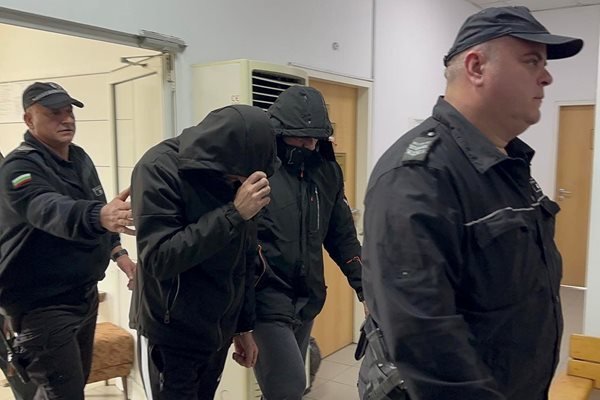 И помагачът на залелия с киселина гадателка отива зад решетките