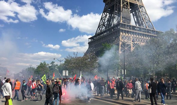 Протестите във Франция затвориха Айфеловата кула