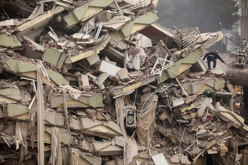325 души са задържани заради разрушените домове след земетресенията в Турция