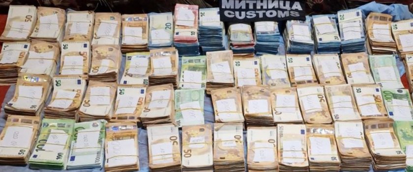 Митничарите в Русе спипаха 700 000 евро в турски тир