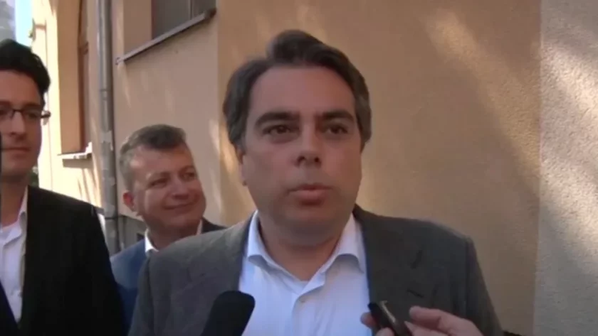 Сблъсъкът е между два модела – нашият, и този на