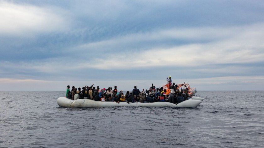 Кораб - линейка, нает от неправителствената организация SOS Mediterranee, спаси