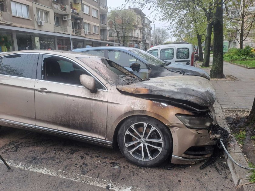 Два автомобила пламнаха в центъра на Русе