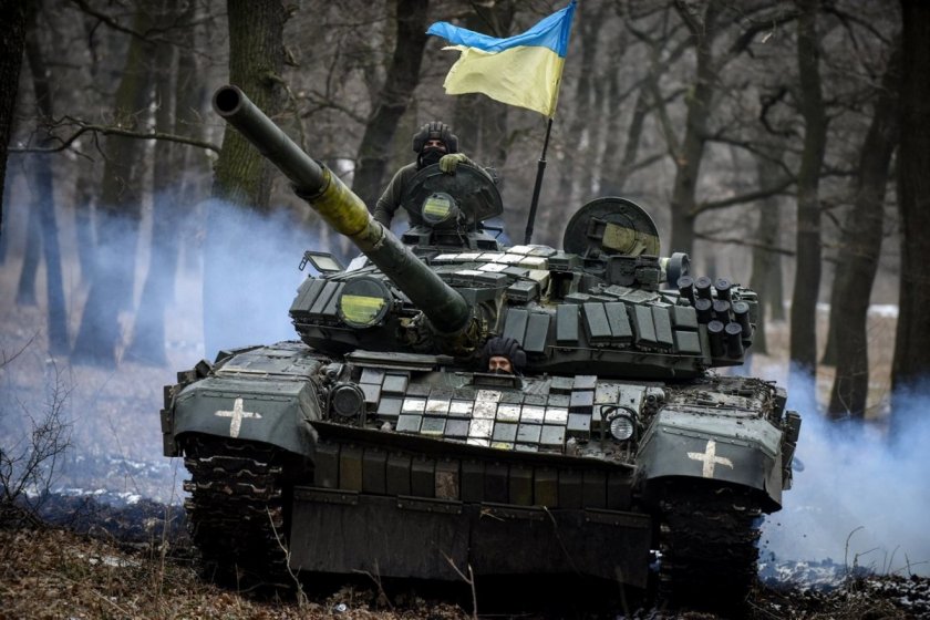 Украински танк разстрелва руски окоп от упор (ВИДЕО)