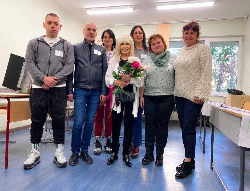 Лили Иванова гласува малко преди края на изборния ден в