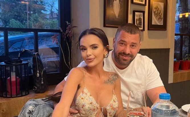 Мара Отварачката, къжът й Мирослав и трите им деца, които