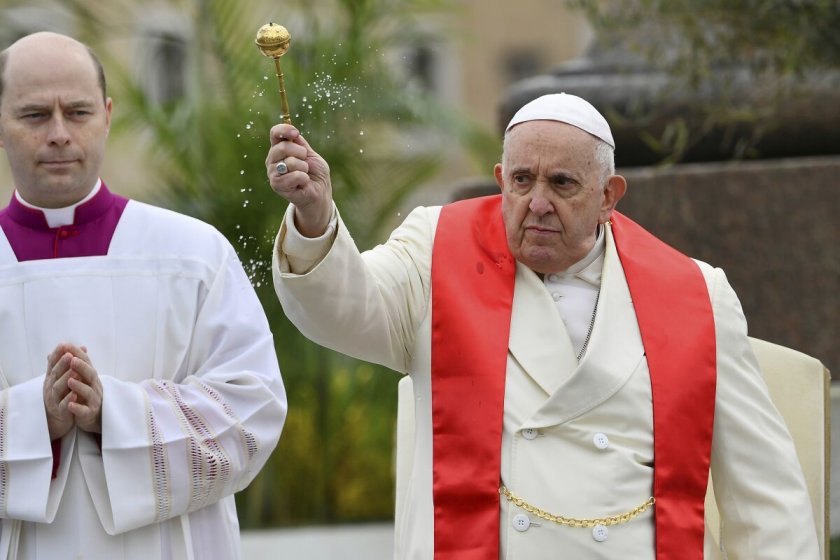 Папата благодари на вярващите за молитвите им по време на боледуването му