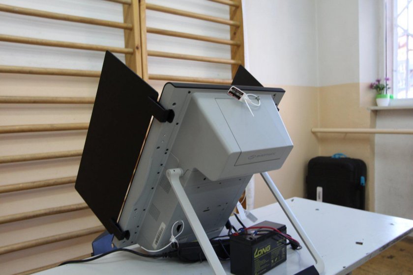 Изборният ден в област Стара Загора протича нормално. Това заяви председателят на
