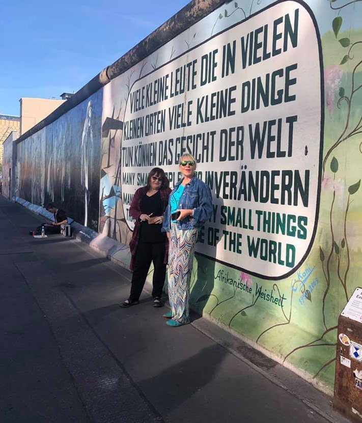 Нона Йотова се щракна на Берлинската стена