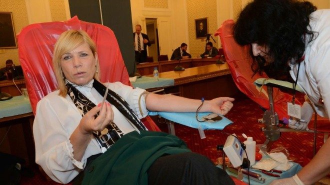 Благотворително: Депутатите даряват кръв в парламента