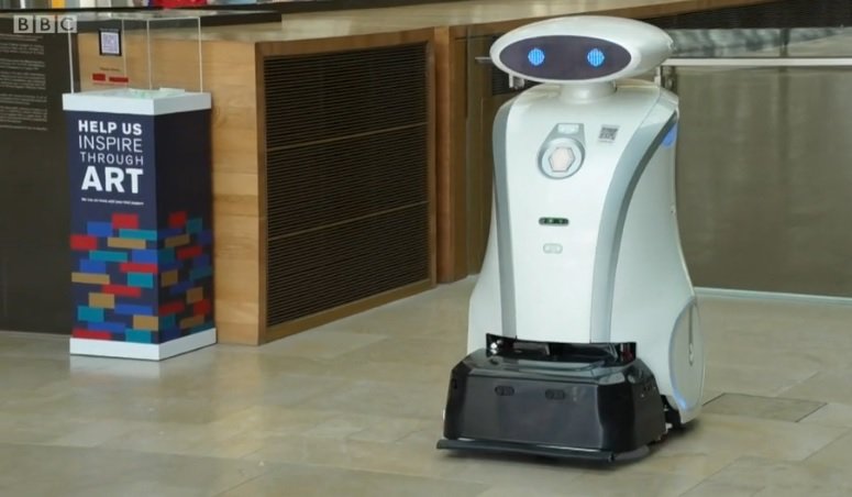 Сингапурски робот чисти и разказва вицове