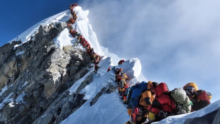 Нелепо: Алпинистът, спуснал се от Еверест със ски, умря при падане от дърво