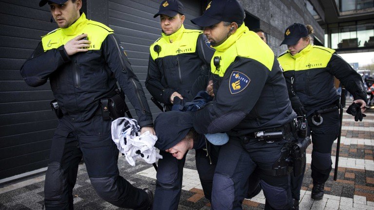 Амстердам посрещна Макрон с протести и арести