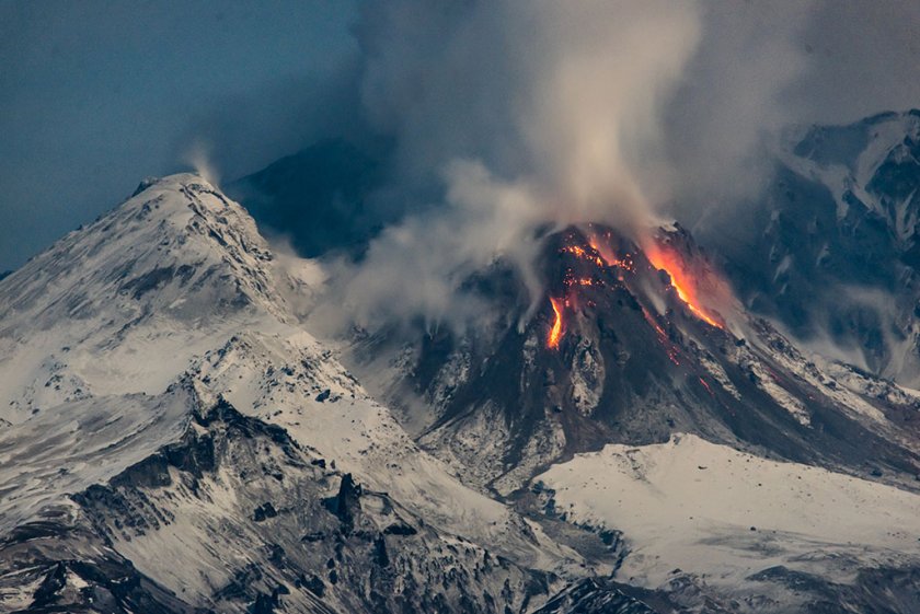 Вулкан изригна на Камчатка - плаши въздушния трафик като Ейяфятлайокутъл